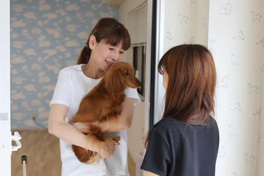 お迎え時に飼い主さまに対応するオーナー